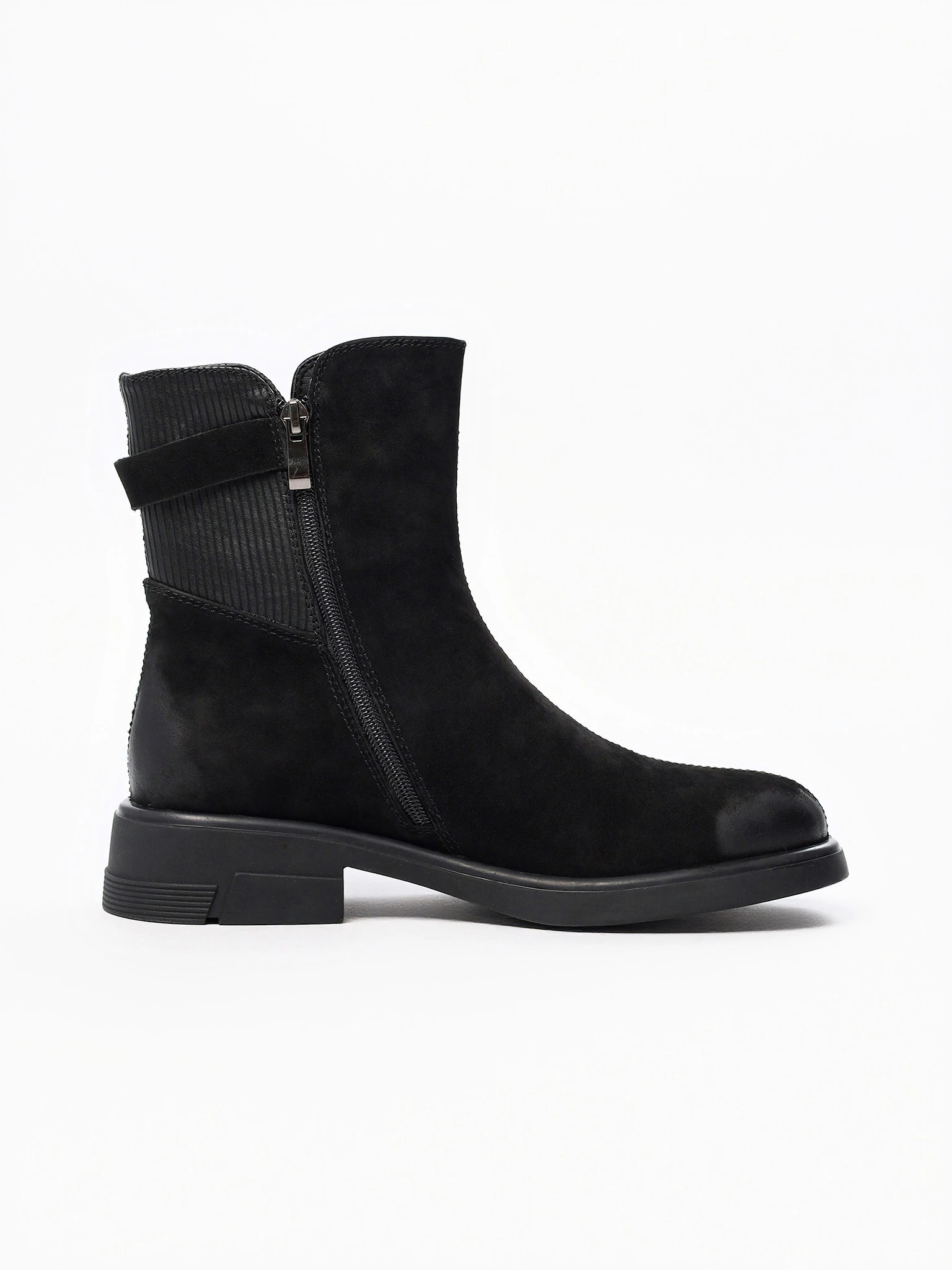 Ботинки черного цвета на широком среднем каблуке